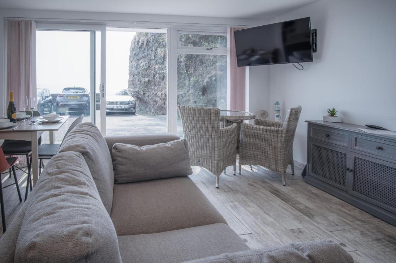 Apartment Court - 1 Bedroom - *