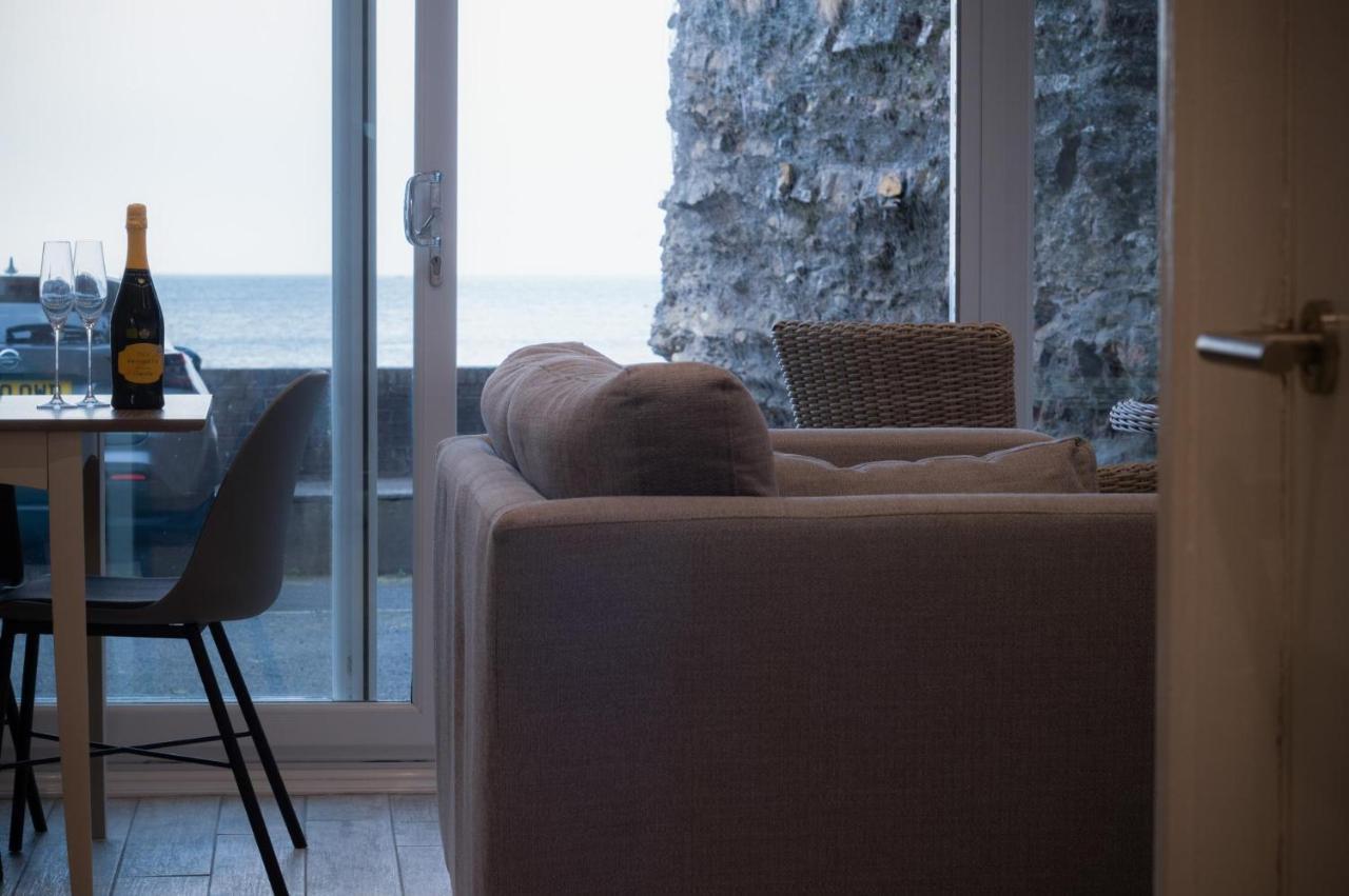 Apartment Court - 1 Bedroom - *